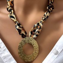 گردنبند پارچه ای با اویز طلایی ترند